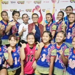 GENERASI EMAS: Ketua Umum KONI Sidoarjo dan Ketua PBVSI Sidoarjo Sigit Setyawan berpose dengan Tim Putri Bola Voli yang meraih juara pertama di Kejurda Bola Voli Liga Remaja 2017, di GOR Merdeka Jombang, Minggu (19/3). foto: istimewa