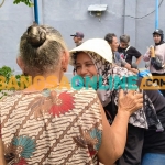Calon Wali Kota Kediri nomor urut 2 Ferry Silviana Feronica saat menyapa seorang nenek di Kelurahan Tamanan.. Foto: Muji Harjita/BANGSAONLINE