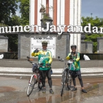 Pesepeda asal Bogor, Abdul Basith (65) dan Djamil (59), saat berada di Monumen Jayandaru, Sidoarjo.