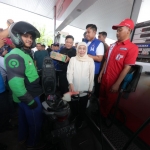 Khofifah Indar Parawansa saat membagikan BBM Gratis kepada driver ojek online di Sidoarjo
