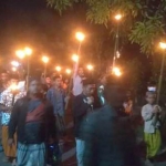 Pawai obor keliling sambil membaca burdah mentradisi di Pamekasan Madura. foto: skesindonews.com