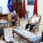 Kunjungan Dirpamobvit Baharkam Polri, Brigjen Drs. Hari Prasojo ke Kabupaten Probolinggo yang ditemani Kapolres Probolinggo, AKBP Ferdy Irawan saat bertemu langsung Bupati Probolinggo, Hj. Tantriana Sari S.E., di Pringgitan Rumah Dinas Bupati.