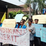 Mahasiswa PMII demo di depan pintu kantor Dinas Pendidikan Kabupaten Bangkalan, Kamis (26/12).