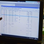 Petugas Diskominfo Pemkab Gresik menunjukkan bahaya virus Ransomware di layar komputer. foto: SYUHUD/ BANGSAONLINE