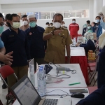 Wawali Surabaya Armudji saat meninjau pelaksanaan vaksinasi Covid-19 yang berlangsung di RSUD dr. Soewandhie, Selasa (2/3/2021). (foto: ist)