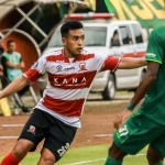 Pemain Madura United, Novan Sasongko saat dihadang oleh pemain Persebaya Surabaya, Altariq Ballah saat pertandingan BRI Liga 1, Minggu (29/1/2023)