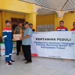 Penyerahan bantuan 100 unit kompor dari PT Pertamina Patra Niaga Fuel Terminal Tuban untuk warga terdampak banjir di Kenduruan