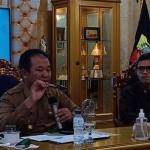 Bupati Jember, Hendy Siswanto, saat berdiskusi dengan Kepala Pusat Standar Pendidikan Kemendikbudristek, Irsyad Zamzani.