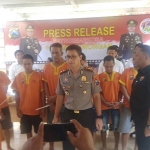 Kapolres Lamongan AKBP Harun didampingi Kasatreskoba AKP Khusen saat rilis pers. 
