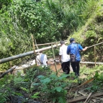 Petugas dari Perumda Tirta Kanjuruhan saat berada di wilayah Desa Pandanlandung, Kecamatan Wagir.