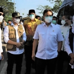 Rombongan Menkes Budi Gunadi Sadikin (dua dari kanan) didampingi Gubernur Jawa Timur, Wali Kota Surabaya, dan Bupati Bangkalan saat tiba di Suramadu, selasa (8/6/2021). Foto: ist/BANGSAONLINE.com