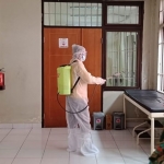 Tim Satgas Covid-19 Lapas Narkotika Pamekasan melakukan penyemprotan disinfektan di lingkungan lapas yang meliputi gedung utama, area-area publik, dan blok hunian warga binaan pemasyarakatan (WBP), Jumat (11/6/2021). (foto: ist)
