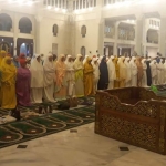 Khofifah bersama ratusan jamaah Masjid Agung Nasional Al Akbar Surabaya melaksanakan salat gaib dan tahlil untuk Mbah Moen. foto: DIDI ROSADI/ BANGSAONLINE