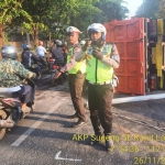 Kondisi truk sebelum dievakuasi petugas.