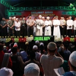 Kapolres Kediri Kota AKBP Anthon Heriyadi Ikuti sholawat akbar bersama para tokoh agama. foto: ARIF/ BANGSAONLINE