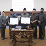 Bupati Gresik Fandi Akhmad Yani bersama empat pimpinan DPRD Gresik menunjukkan KUA perubahan dan PPAS perubahan tahun anggaran 2022 yang sudah diteken bersama. foto: SYUHUD/ BANGSAONLINE