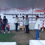 Simulasi pemungutan dan penghitungan suara.