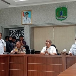 Pj. Bupati Pasuruan, Andriyanto (pegang mik), saat audiensi dengan aktivis LSM yang demo menuntut lelang proyek revitalisasi Pasar Wisata Cheng Hoo dibatalkan.