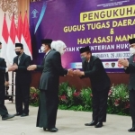 Gubernur Jawa Timur Khofifah Indar Parawansa, menghadiri pengukuhan Gugus Tugas Bisnis dan HAM Daerah. foto: DEVI FITRI AFRIYANTI/BANGSAONLINE