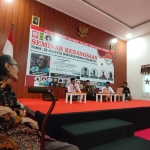 Prof. Anhar Gonggong (kiri) saat menjadi pembicara utama dalam Seminar Kebangsaan bertema “18 Agustus Berdirinya Negara Republik Indonesia”. Foto: Ist.