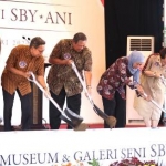 Presiden RI ke-6 Susilo Bambang Yudhoyo (SBY) dan Gubernur Jawa Timur Khofifah Indar Parawansa serta mantan menteri era Presiden SBY saat groundbreaking Museum dan Galeri Seni SBY-Ani di Ploso Kabupaten Pacitan, Sabtu (22/2). foto: istimewa/ bangsaonline.com