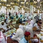 Inilah salah satu pemandangan menjelang buka puasa di Masjid Nabawi Madinah. Mereka duduk rapi menunggu buka puasa. Foto: Antara/ Aji Styawan