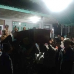 Jenazah kakak dan adik korban bangunan musala runtuh PP Al Khoziny saat sampai di rumah duka.