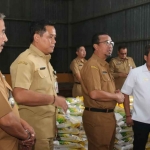 Kepala Disperindag Jember, Bambang Saputro (dua dari kiri), saat bersama rombongan di Gudang Bulog.