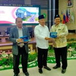 Prof Dr KH Asep Saifuddin Chalim, MA, (tengah) dan Prof Dr Mulyadhi Kartanegara (kiri) saat menerima cindera mata dari Prof Dr Agus Maimun MPd, Kepala LP2M Universitas Negeri Malang, Rabu (31/8/2022). Foto: MMA/BANGSAONLINE.com  