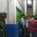 Petugas saat melakukan penggeledahan hunian di Lapas Surabaya.