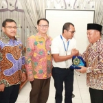 Puji Gunawan, perwakilan Kemenko Perekonomian RI memberikan cinderamata pada Bupati Fadeli. 