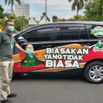 Wakil Sekretaris Gugus Tugas Percepatan Penanganan Covid-19 Kota Surabaya Irvan Widyanto bersama mobil dinasnya. foto: ist.