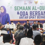 Wali Kota Kediri, Abdullah Abu Bakar (pegang mik), saat memberi sambutan sebelum doa bersama antarumat beragama di balai kota dimulai. Foto: Ist