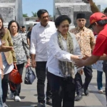 Megawati bersama rombongan saat tiba di komplek Makam Bung Karno.