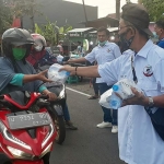 Relawan Gus Barra saat bagi-bagi takjil dari ASC Foundation.