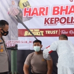 Kapolres Kediri AKBP Lukman Cahyono saat memantau langsung pelaksanaan vaksinasi kepada anggota Polri dan keluarga di Mapolres Kediri. (foto: ist)
