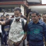 Bupati Nganjuk, Taufiqurrahman, menyambut petugas KPK yang hendak melakukan penggeledahan terhadap ruang kerjanya, Senin (12/5). foto: BAMBANG DJ/ BANGSAONLINE