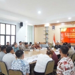 Suasana rapat membahas polemik kepengurusan Kelenteng TTID Kwan Sing Bio yang dilaksanakan di aula PLHUT yang difasilitasi Kemenag Tuban.