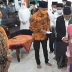 Gubernur Jatim Khofifah bersama Kiai Asep memberikan santunan secara simbolis kepada para anak yatim piatu.