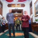 Gubernur Khofifah ketika menerima audiensi Konsulat Jenderal Amerika Serikat di Surabaya, Christopher R. Green.