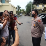 Kapolres Mojokerto AKBP Apip Ginanjar (dua dari kanan) saat memberikan keterangan kepada wartawan.