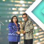  Pj Wali Kota Kediri Zanariah saat menerima penghargaan dari Menteri Perhubungan RI Budi Karya Sumadi. (dok. Ist)
