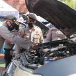 Kapolres Ngawi AKBP I Wayan Winaya saat memeriksa kendaraan dinas maupun operasional milik jajaran Polres Ngawi, Rabu (2/12). 