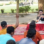 Bupati Kediri, Hanindhito Himawan Pramana, saat menggelar acara Jumat Ngopi di pelataran Candi Tegowangi. Foto: Ist