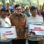 Bupati Kediri Hanindhito Himawan Pramana bersama perwakilan petani penerima bantuan. (Ist).
