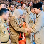 Gubernur Jawa Timur Khofifah Indar Parawansa berjabat tangan dengan Presiden RI Prabowo Subianto dalam Rapat Koordinasi Nasional (Rakornas) Pemerintah Pusat dan Daerah.