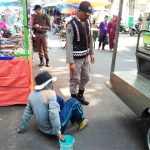 Petugas Satpol PP saat menertibkan salah satu gepeng di area Makam Sunan Bonang.