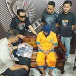 Kapolres Lumajang AKBP Asral Sahban saat menginterogasi pelaku pemerkosaan anak kandung hingga 50 kali.