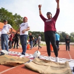 Pj Wali Kota Mojokerto, Moh Ali Kuncoro saat mengikuti lomba kampung bersama warga.