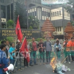 Ratusan anggota BEM se-Jatim menggelar aksi tolak Hak Angket KPK di depan Gedung DPRD Jatim. foto: M DIDI ROSADI/ BANGSAONLINE